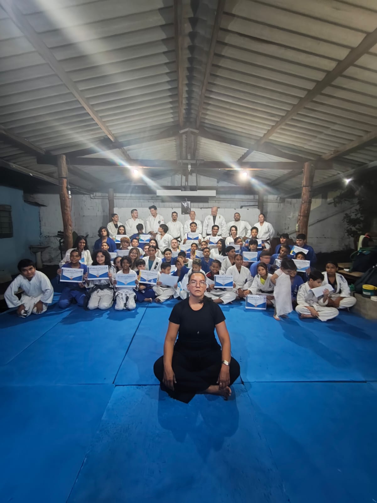 Turma de judô da OSRV reunida na tatame
